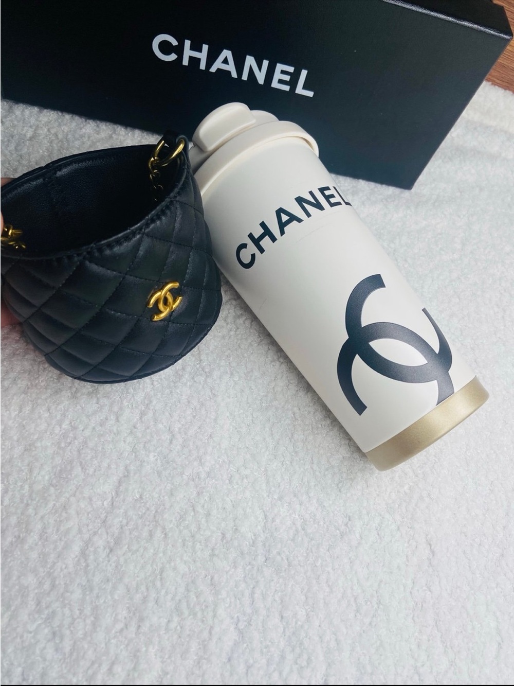 Limited Edition Beaute GWP/ VIP Tumbler w/Quilted
Crossbody Holder NWB - Picture 10 of 16